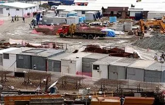 Containers são instalações rápidas e práticas para os canteiros de obras