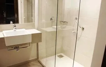 Ralos garantem eficiência e estética a banheiros de hotel