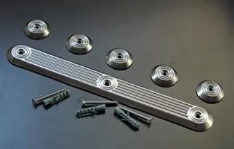 Elementos táteis com fixação por parafusos agiliza obra