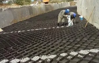 Solo grampeado e geocélula atendem canalização de córrego