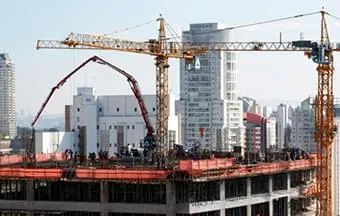 Mastro hidráulico aumenta a produtividade na concretagem de lajes