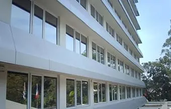 Vidros refletivos economizam energia e reduzem em até 80% a entrada de calor