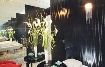 Conheça opções, indicações e cuidados na aplicação de vidros como acabamento