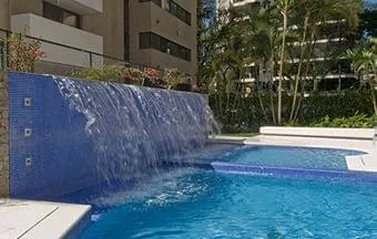 Pastilhas de vidro em áreas molhadas: aplicação correta evita o descolamento