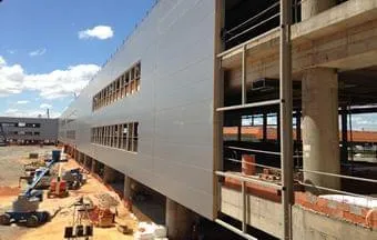 Sistemas industrializados para fechamento lateral de indústrias otimizam prazos