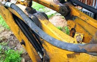 Mangueiras hidráulicas contaminadas param o equipamento