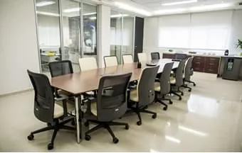 Cadeira Operativa Tecton alia leveza à personalização de espaços corporativos