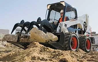 Pouco conhecidos no mercado, implementos dão novos usos a minicarregadeiras