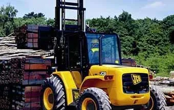 Off road ou tradicional? Saiba qual a empilhadeira certa para sua obra