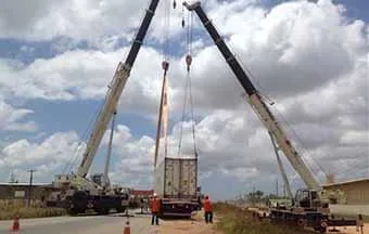 Trabalho sincronizado de guindastes viabiliza a desmobilização industrial