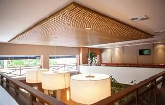 Painel para apoio de luminárias proporciona absorção acústica  