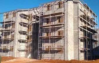 Montagem de andaime fachadeiro exige atenção com estrutura e fixações