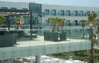 Bottons conferem flexibilidade à instalação de painéis de vidro   