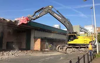 Demolição mecanizada prioriza tesouras e pulverizadores de mandíbulas