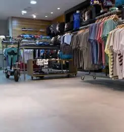 Piso vinílico simula concreto e evita quebra da superfície existente em loja