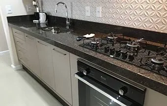 Pias de granito são ideais para ambientes com alto fluxo de pessoas