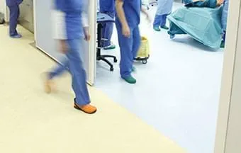 Piso condutivo isola ambientes hospitalares contra descargas estáticas