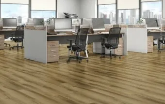 Pisos vinílicos comerciais reproduzem tons da madeira  