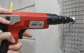 Manuseio de pistola finca-pinos é operação crítica em canteiros de obras