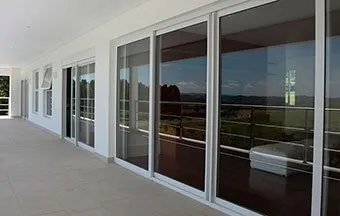 Portas e janelas de PVC garantem segurança e conforto aos ambientes