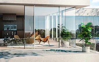 Porta de correr com folhas de vidro garante luz e conforto térmico