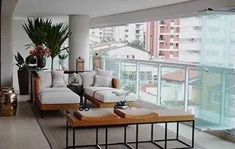 Sistema de envidraçamento Vão Livre dá segurança a sacadas