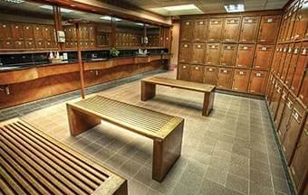 Projetos de vestiários para empresas incentivam o transporte limpo