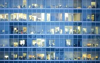 Vidros low-e controlam transmissão térmica em fachadas envidraçadas