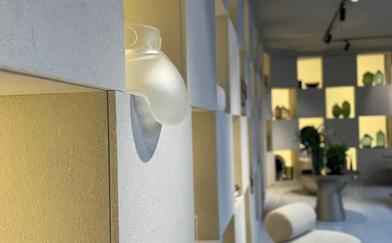 Ambiente da Artefacto que recebeu o revestimento ARCH AMPIO.