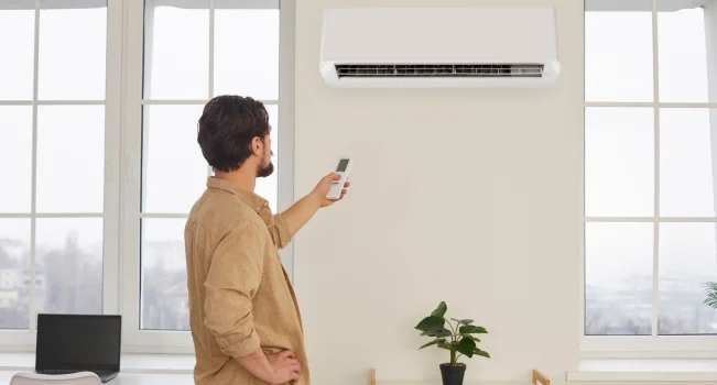 foto de uma pessoa segurando uma espátula e uma tabua com argamassa líquida em cima