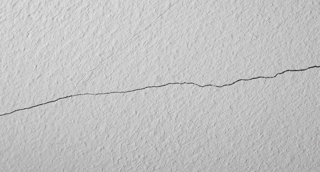 foto de uma parede branca com rachadura ao meio