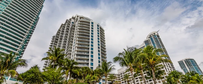 foto de três prédios de grande porte, um ao lado do outro