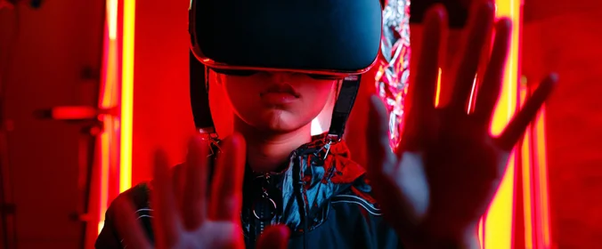 foto de uma pessoa com óculos de realidade virtual