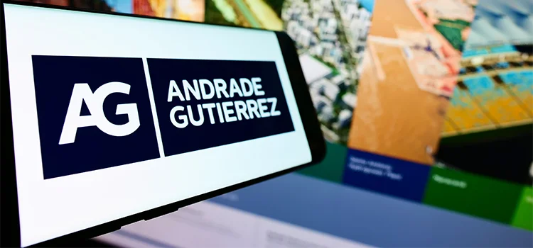 foto de um celular com o logo andrade gutierrez