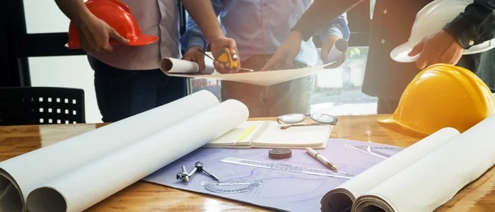 Projetos de engenharia e arquitetura sobre a mesa