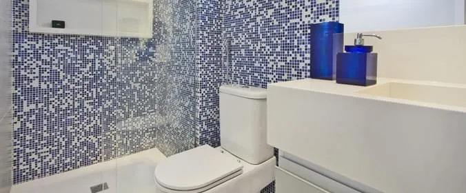 Banheiro com parede, piso e bancada todo em porcelanato