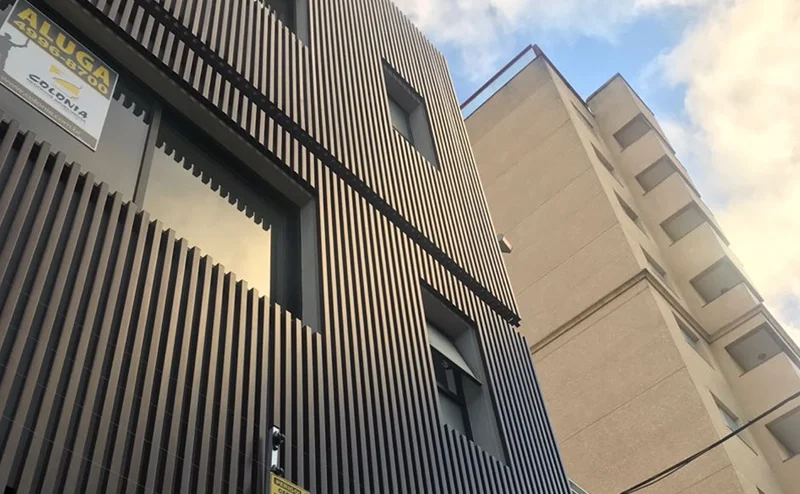 Fachada com o brise-soleil 30B | 75B instalado. O produto na cor marrom traz um aspecto de modernidade para o empreendimento.