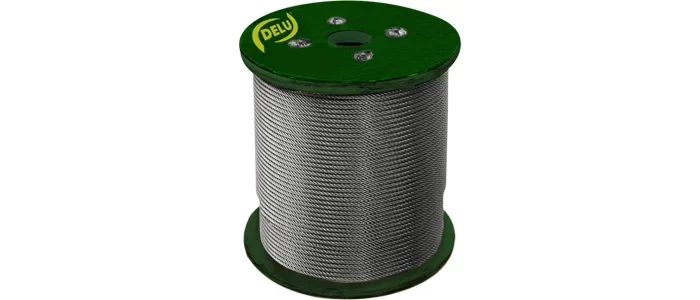 Rolo de grande porte, na cor verde, com cabos de aço