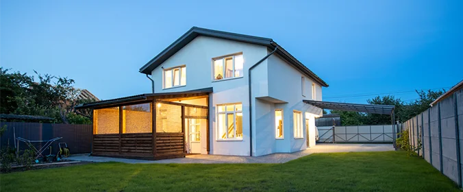 casal em frente a uma casa com dois andares