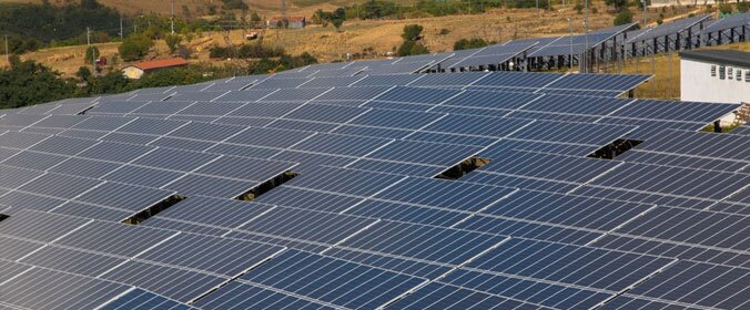 foto de uma usina fotovoltaica com varios paineis solares