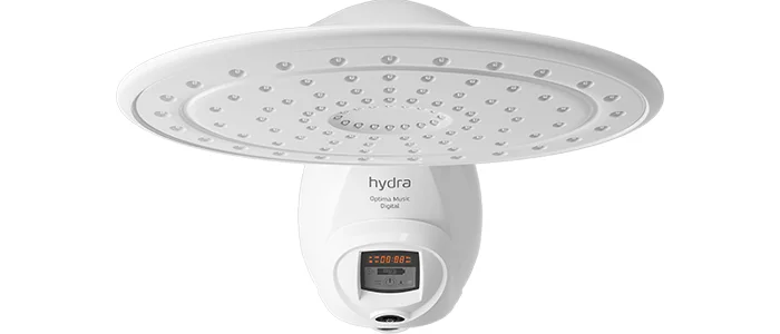 Chuveiro Optima Plus branco em fundo branco com visor digital