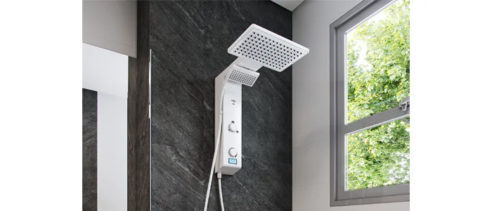 Chuveiro branco em boxe de banheiro próximo à janela