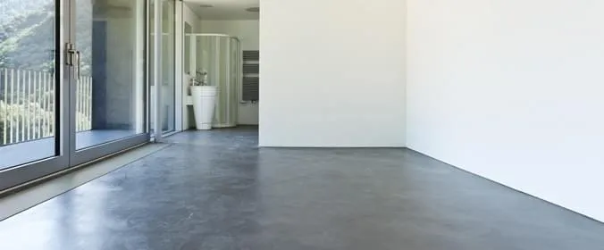 Esse piso em cimentado queimado com pó de cimento e xadrez preto