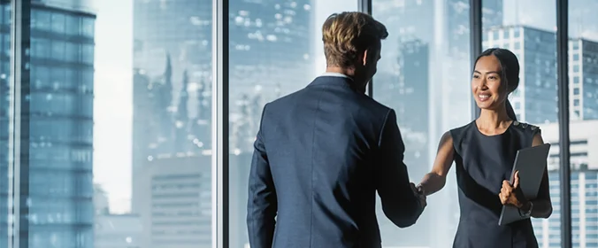 foto de duas pessoas com roupas sociais e conversando