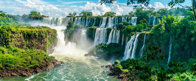 imagem aérea do parque nacional do iguaçu, que evidencia várias quedas d'água e muita vegetação ao entorno