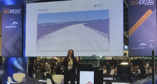 Engenheira Diana Lins durante palestra sobre Pavimento Urbano de Concreto no Concrete Show 2023