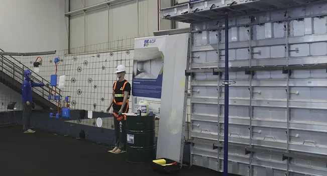 Detalhes do sistema de parede de concreto, no espaço Mega Demo do Concrete Show