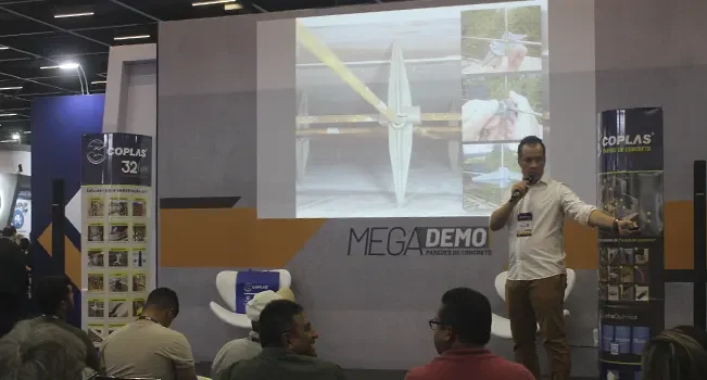 Palestra em palco da Mega Demo, no Concrete Show 2023