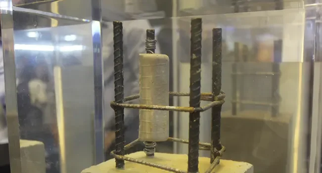 Ânodo de sacrifício preso em vergalhão dentro d'água