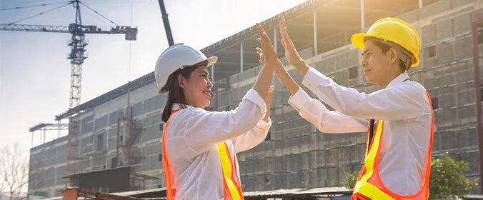 foto de duas pessoas batendo as mãos em comemoração